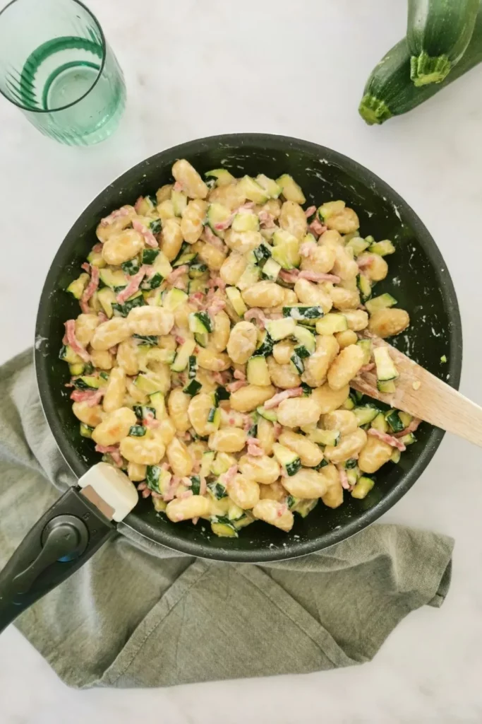 gnocchis aux courgettes, lardons et parmesan